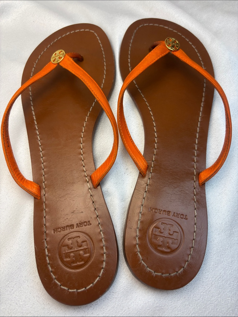 Tory Burch Orange Leather Thong Sandals with Gold Logo - Picture 5 of 7